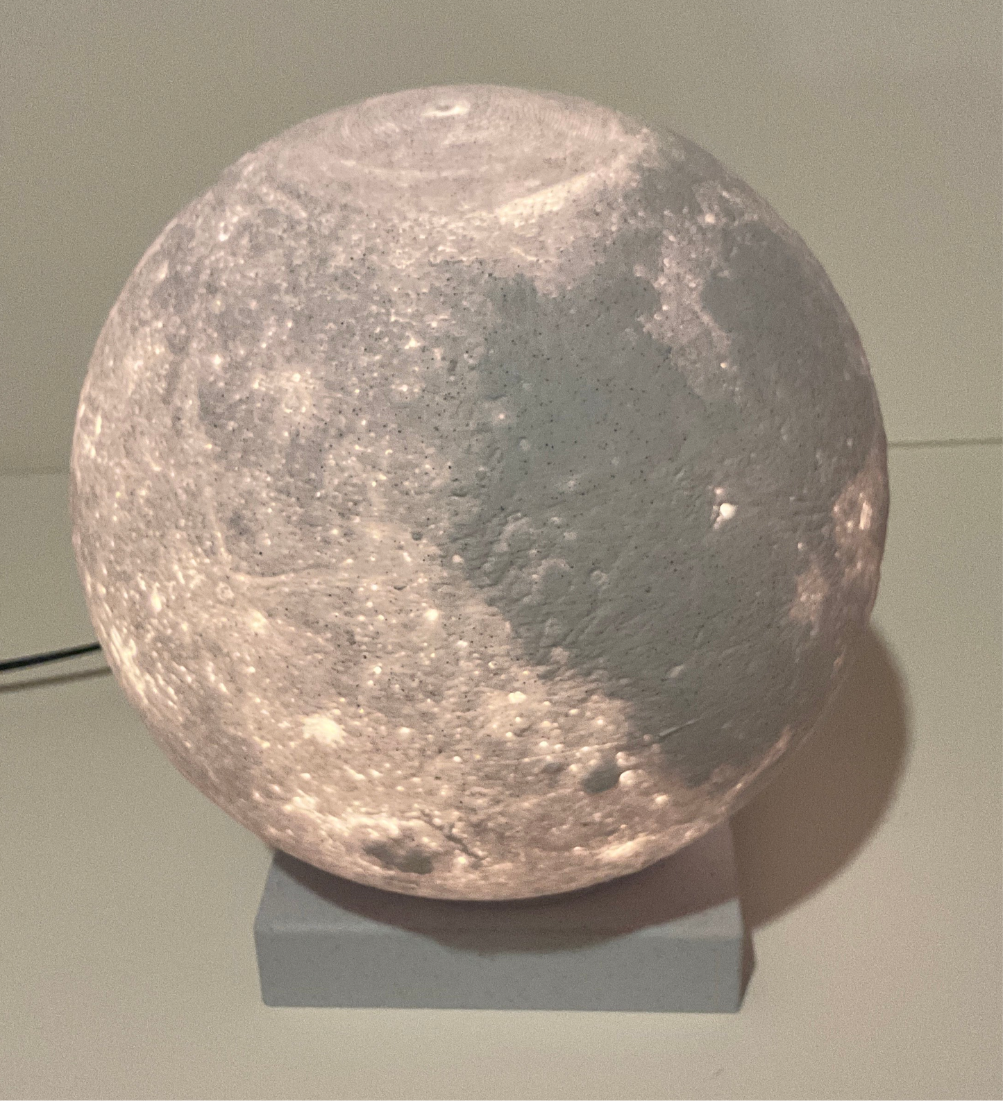 Moon lamp - realistic lunar texture capturing the moon's rugged beauty Experience the serene beauty of the moon in your own home with the Lunar Glow Lamp. This meticulously designed lamp captures the moon’s enchanting allure, featuring a highly detailed s