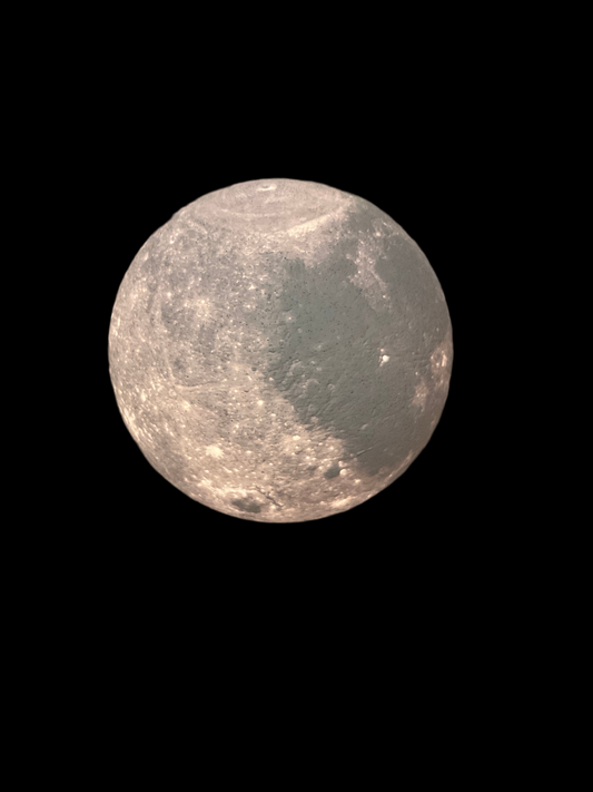 Moon lamp - realistic lunar texture capturing the moon's rugged beauty Experience the serene beauty of the moon in your own home with the Lunar Glow Lamp. This meticulously designed lamp captures the moon’s enchanting allure, featuring a highly detailed s